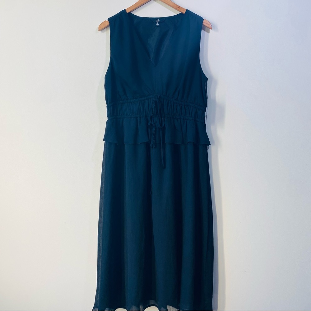 NWT Elegant Sleeveless V-neck Black Dress with Peplum